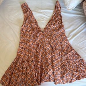 Short dress with floral geometric pattern.